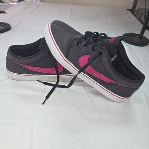 Mens Nike Toki Low Txt Gray and Pink Sneakers Size 11. CP